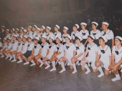 ...un�immagine del 1976 di fine anno con i bambini vestiti in stile marinaresco...